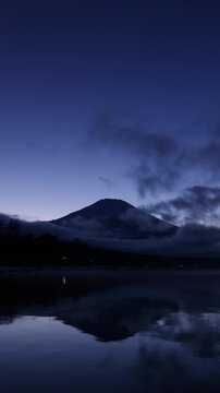 日没後ブルーアワーの山中湖に映り込む静謐なる富士山の等倍速映像（縦・フィックス）