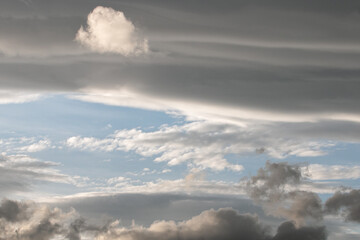 Obraz premium Changes in atmospheric wind currents produce dramatic cloud formations in the sky.
