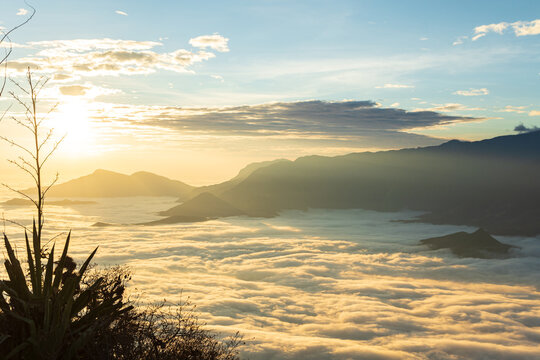 Photograph of the Andean sunset with a vast sea of ​​clouds covering the valleys and surrounding mountains from Cerro Llipta in Llama, a district of Chota, in Cajamarca, Peru