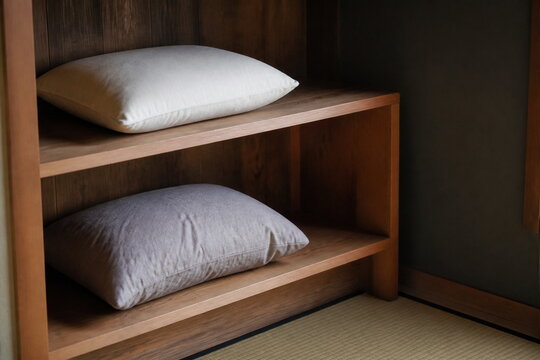 木製棚の上下に分けた硬さの異なる来客用枕