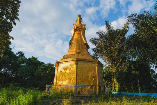 Large Golden Mazu Statue at Nan Shi Zhu Temple