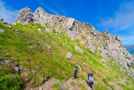 北アルプスの焼岳、東側中腹から望む焼岳北峰と登山者