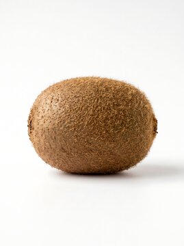 Frische ganze Kiwi isoliert auf wei&szlig;em Hintegrund 