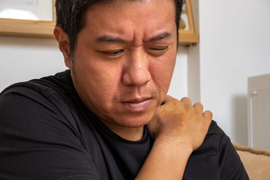 Clinical image illustrating shoulder pain, rotator cuff and tendon disorders, inflammation, and musculoskeletal conditions for medical assessment and treatment planning.