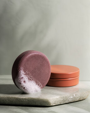 Shampoing solide poudr&eacute; avec un bord mouss&eacute;