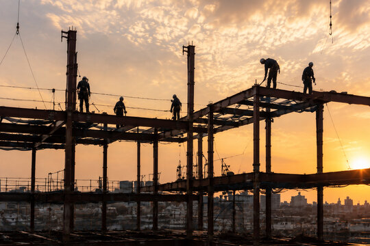 鉄骨工事＋高所作業＋夕方の建設現場