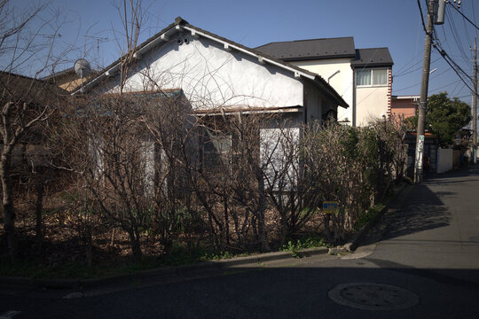 日本東京，都会にある古い寂れ荒廃した廃屋
