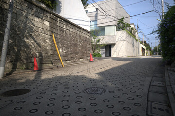 日本東京，街中の誰もいない交通安全規制坂道道路 © diamondforce