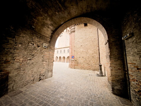 Interno di una volta in pietra e mattoni a Sant'Angelo in Vado con vista verso il Palazzo della Ragione