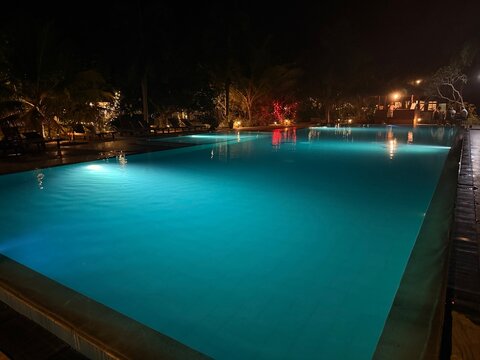 Piscine tropicale illumin&eacute;e de nuit dans un resort au Sri Lanka