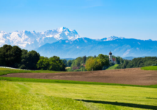 Germany, Bavaria, Upper Bavaria, Fuenfseenland, Alpine foothills, Holzhausen, Zugspitze in the background