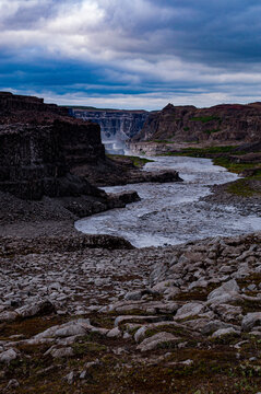 Iceland, Europe: view of the river Jokulsa a Fjollum, originates from the massive Vatnajokull glacier, winding through the Jokulsargljufur Canyon, stunning landscape near Dettifoss waterfall 