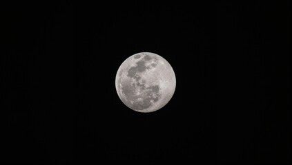 Obraz premium Full Moon in a Clear Night Sky with Dark Background