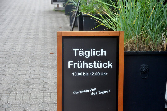 T&auml;glich Fr&uuml;hst&uuml;ck: Aufschrift auf einer Kreidetafel vor dem Lokal