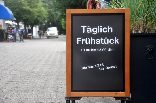 T&auml;glich Fr&uuml;hst&uuml;ck:  Kreidetafel mit Aufschrift vor dem Lokal