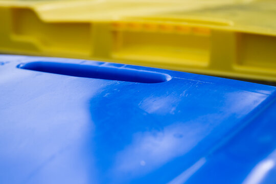 Abfallbeh&auml;lter, Farbkontrast, gelb und blau