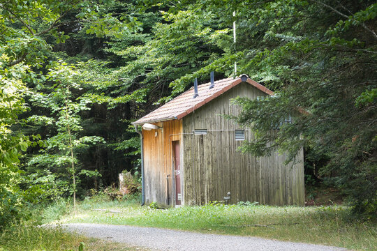 Ein kleines technisches Funktionsgeb&auml;ude im Wald, wie etwa ein Pump-, Mess- oder Versorgungsh&auml;uschen (z. B. f&uuml;r Wasserwirtschaft oder Telekommunikation), mit einer Holzverkleidung und einem Satteldach