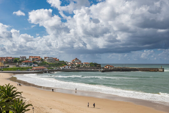 Der Stadtstrand von Comillas in Kantabrien, Spanien