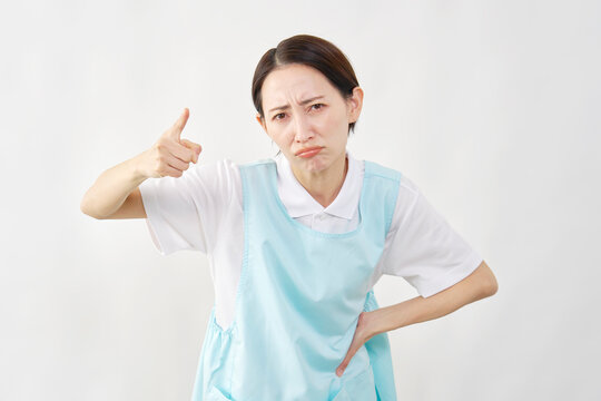 叱る介護士女性　白背景