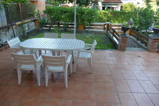 Terrazzo con tavolo e sedie da giardino