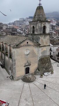 Ripresa aerea con drone della chiesa di Alberona, borgo dei Monti Dauni, Foggia, Puglia - vertical video