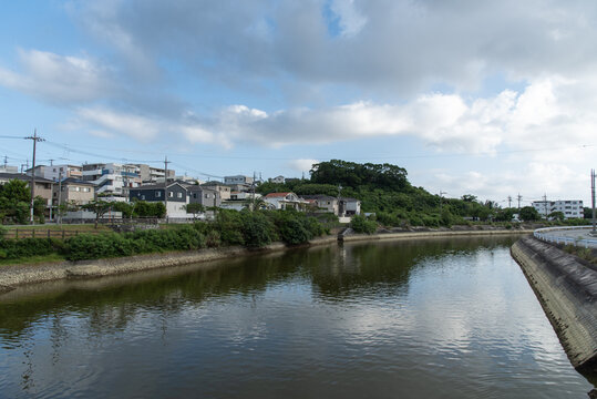 天気が良く水面が穏やかで緑や建物が反射している川