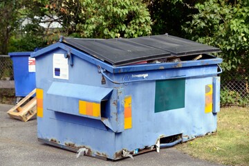 Naklejka premium Isolated blue arbage container bin