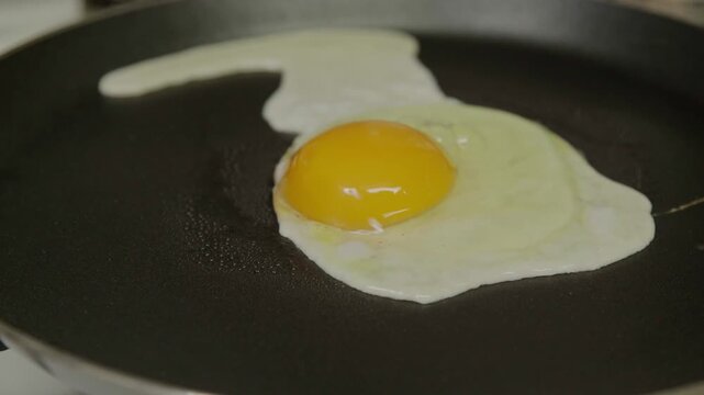 Huevo frito sin aceite sobre una sart&eacute;n caliente