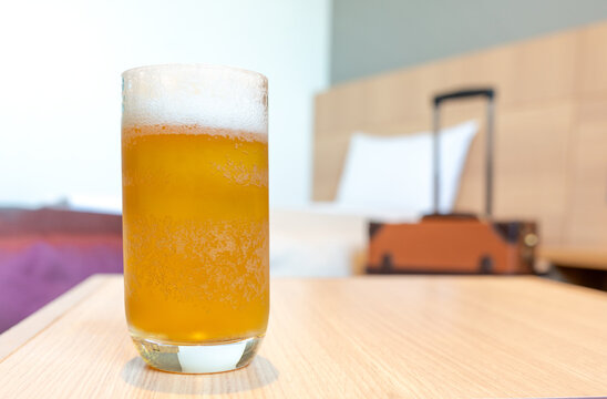 旅行先のホテルで飲むビール