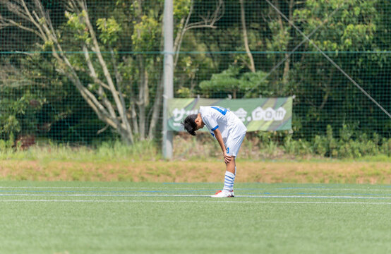 サッカーの試合で負けて悔しがる中学生の男の子