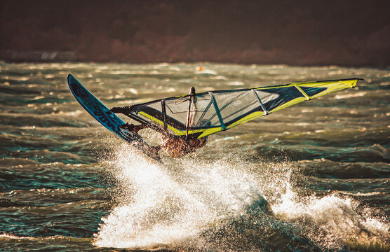 planche &agrave; voile en contre jour