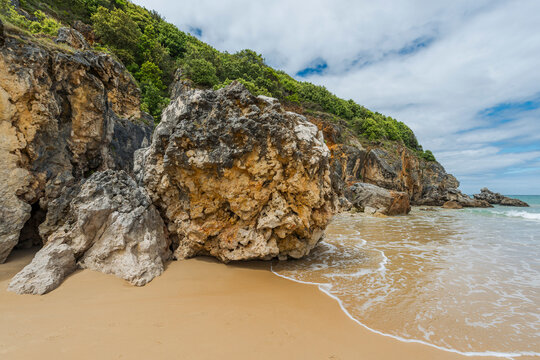 Felsen am Playa de Berria in Santona, Surfstrand in Kantabrien, Spanien