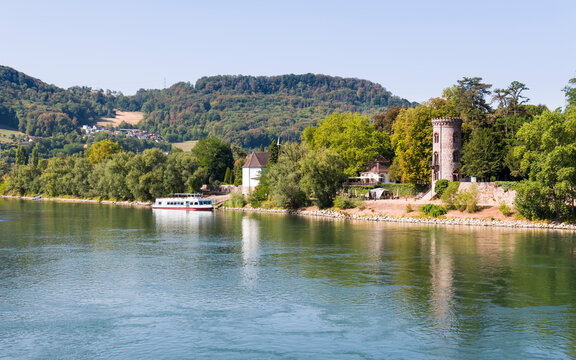 Blick auf das Rheinufer mit Diebsturm (Wehrturm) in Bad S&auml;ckingen, Landkreis Waldshut