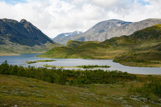 Idyllische Landschaft mit Seen und Bergen im einsamen Jotunheimen Nationalpark