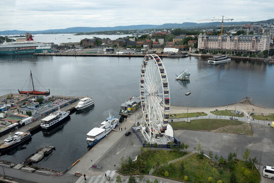 Blick auf das Riesenrad am  Hafen von Oslo - Luftbild