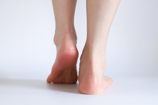 女性の足　足の甲