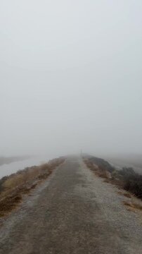 Video atmosf&eacute;rico de un sendero vac&iacute;o desapareciendo en la densa niebla en una misteriosa ma&ntilde;ana de oto&ntilde;o. Paisaje natural.