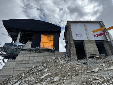 Modern Hoht&auml;lli Cable Car Mountain Station at 3,283 meters above sea level, Zermatt (Valais, Switzerland) - Hoht&auml;lli Bergstation im Skigebiet Zermatt oder Moderne Seilbahnstation Hoht&auml;lli (Schweiz)