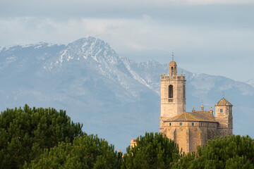 Fototapeta premium Iglesia de San Félix en Llagostera con montañas nevadas al fondo