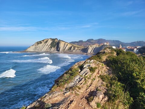 Flysch redress&eacute;es de Zumaia, commune du Guipuscoa, communaut&eacute; autonome du Pays basque, Espagne.