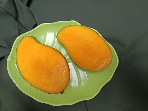 Buah mangga yang sudah masak hingga warna kuning orange merata rasanya manis.