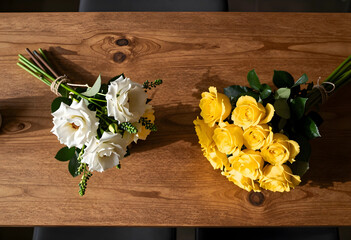 Fototapeta premium Floral bouquets for celebration and gifting, white and yellow roses on a rustic wooden table, top view