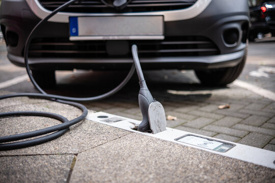 Ein E-Auto wird an einem Ladebordstein auf der K&Ouml; mit einem Kabel aufgeladen, D&uuml;sseldorf, Deutschland
