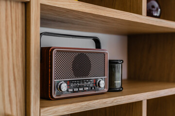 Radio na regale meblościance