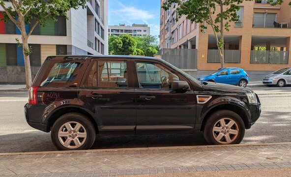 Vista lateral de un autom&oacute;vil SUV compacto Land Rover
Freelander 2 aparcado en una calle de Madrid, Espa&ntilde;a, 5 de junio de 2026