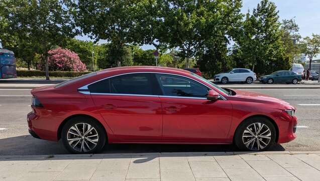 Vista lateral de un autom&oacute;vil berlina Peugeot 508 aparcado en una calle de Madrid, Espa&ntilde;a, 5 de junio de 2026