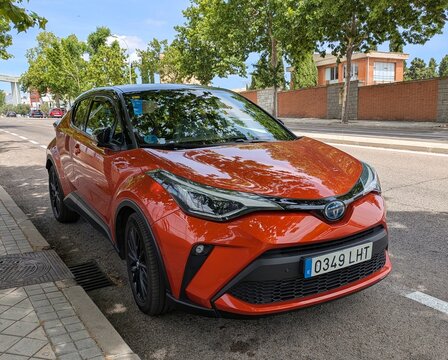 Vista en perspectiva de un autom&oacute;vil SUV h&iacute;brido Toyota C-HR aparcado en una calle de Madrid, Espa&ntilde;a, 5 de junio de 2026
