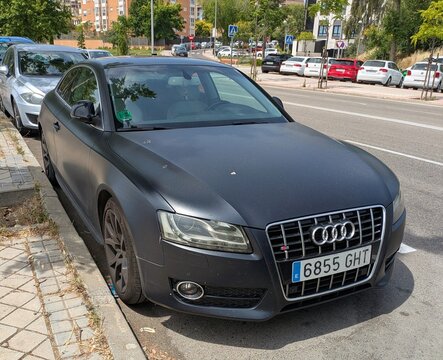 Vista en perspectiva de un autom&oacute;vil Audi S5 aparcado en una calle de Madrid, Espa&ntilde;a, 5 de junio de 2026
