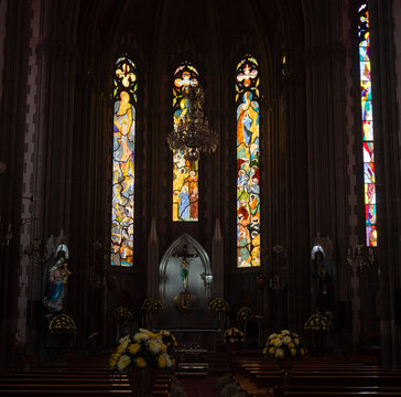 catedral, iglesia, interior de iglesia, vitrales, vidrieras, arquitectura g&oacute;tica, arquitectura religiosa, cristianismo, religi&oacute;n, templo, arte sacro, ventana de vitral, vidrio de colores, Jesucristo, 