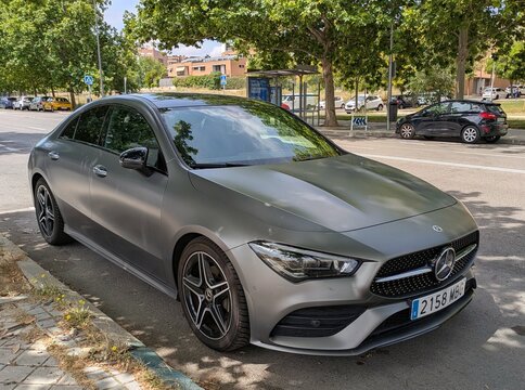Vista en perspectiva de un autom&oacute;vil coup&eacute; Mercedes-Benz CLA aparcado en una calle de Madrid, Espa&ntilde;a, 5 de junio de 2026
